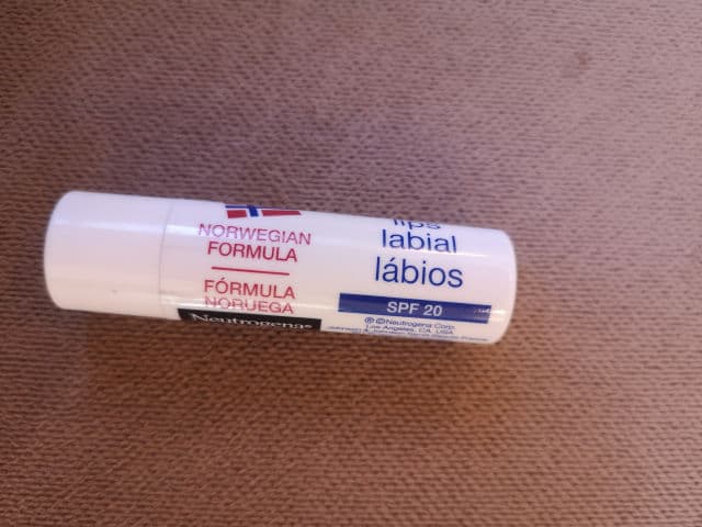 Neutrogena Lip Moisturizer review photo by Belitse