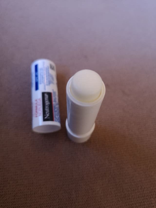 Neutrogena Lip Moisturizer review photo by Belitse
