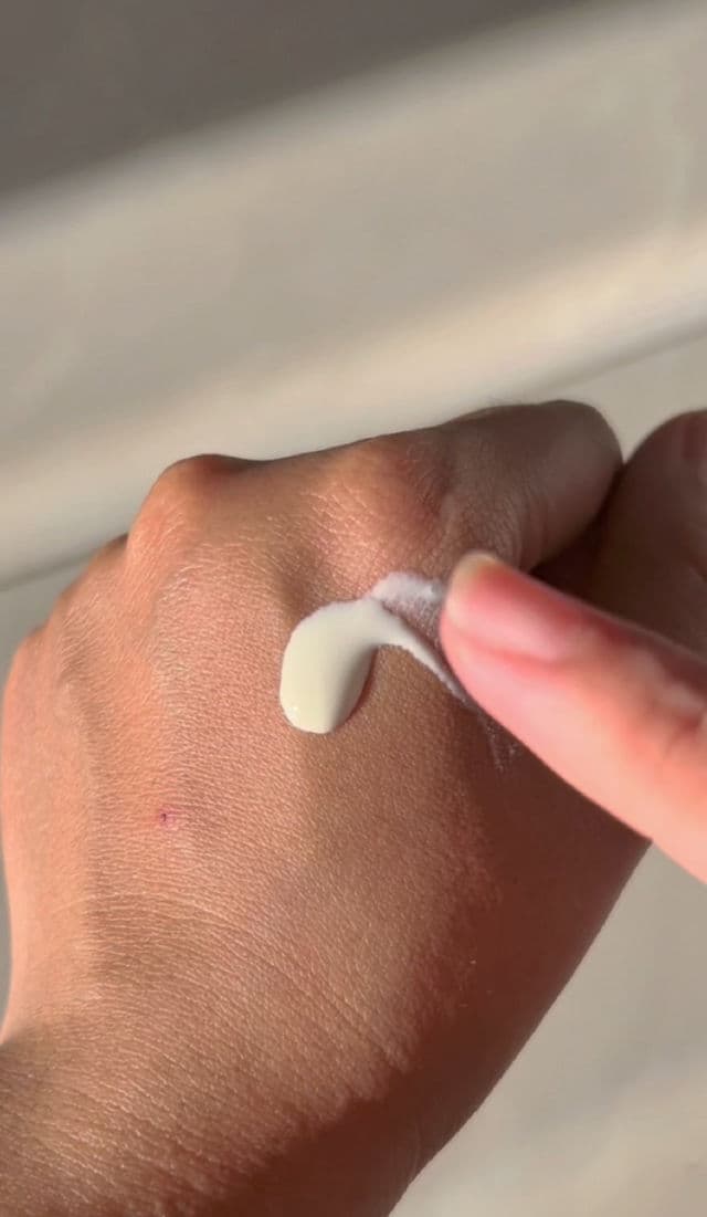 L'Oreal Paris UV Defender Invisible Fluid Sunscreen SPF50+ PA++++ review photo by DiemThi