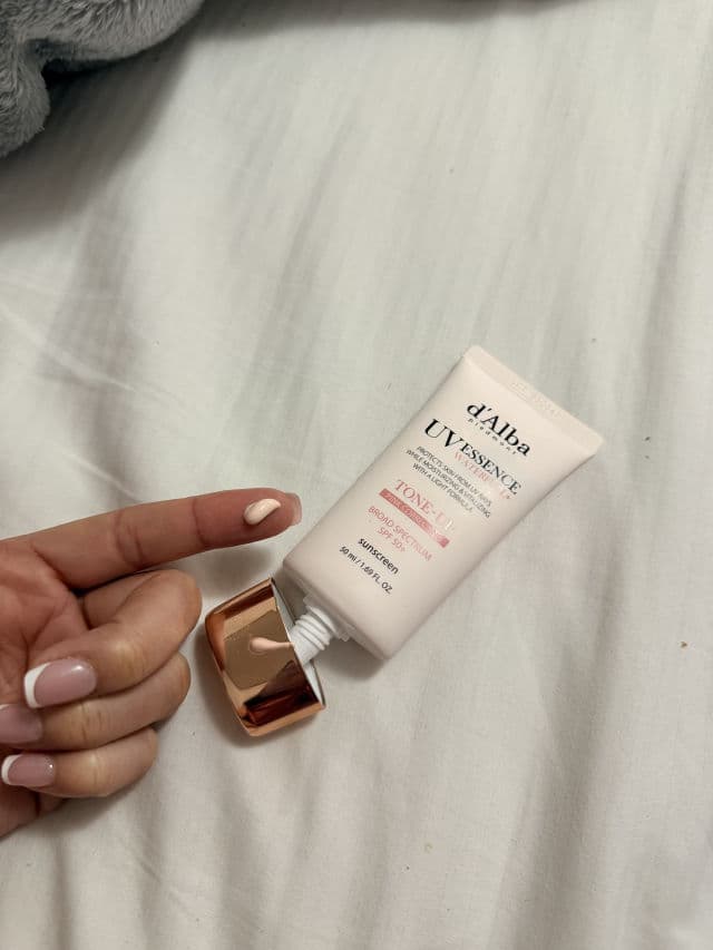 D' Alba Piedmont UV Essence Waterfull UV Essence Tone-Up Sun Cream SPF50+ PA++++ review photo by Yaniukys