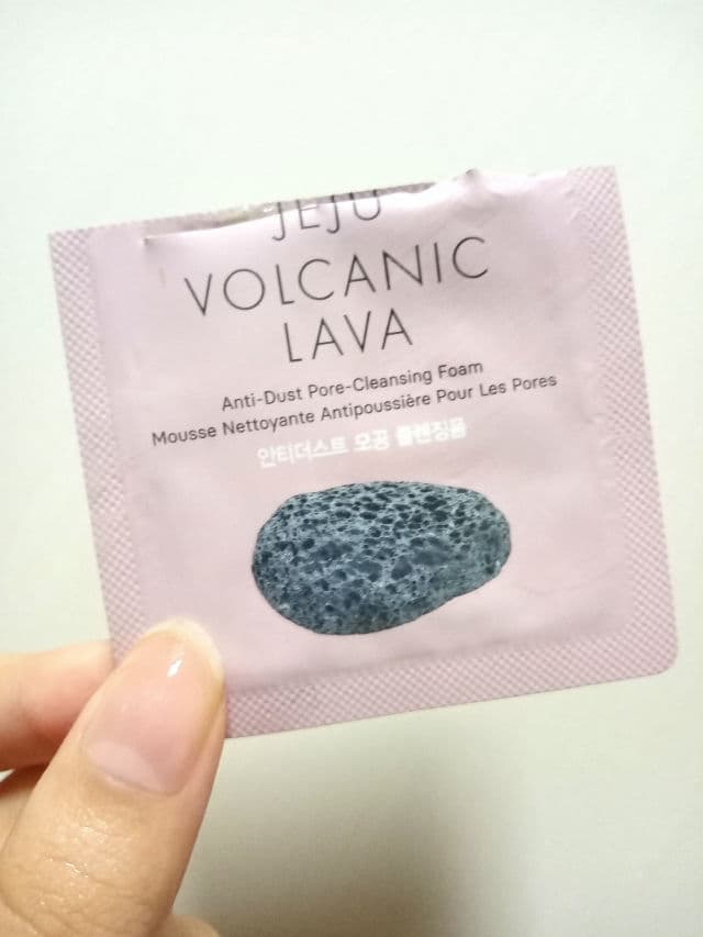 THE FACE SHOP JeJu Volcanic Lava Pore Cleansing Foam (150ml) review photo by ashleyyyy