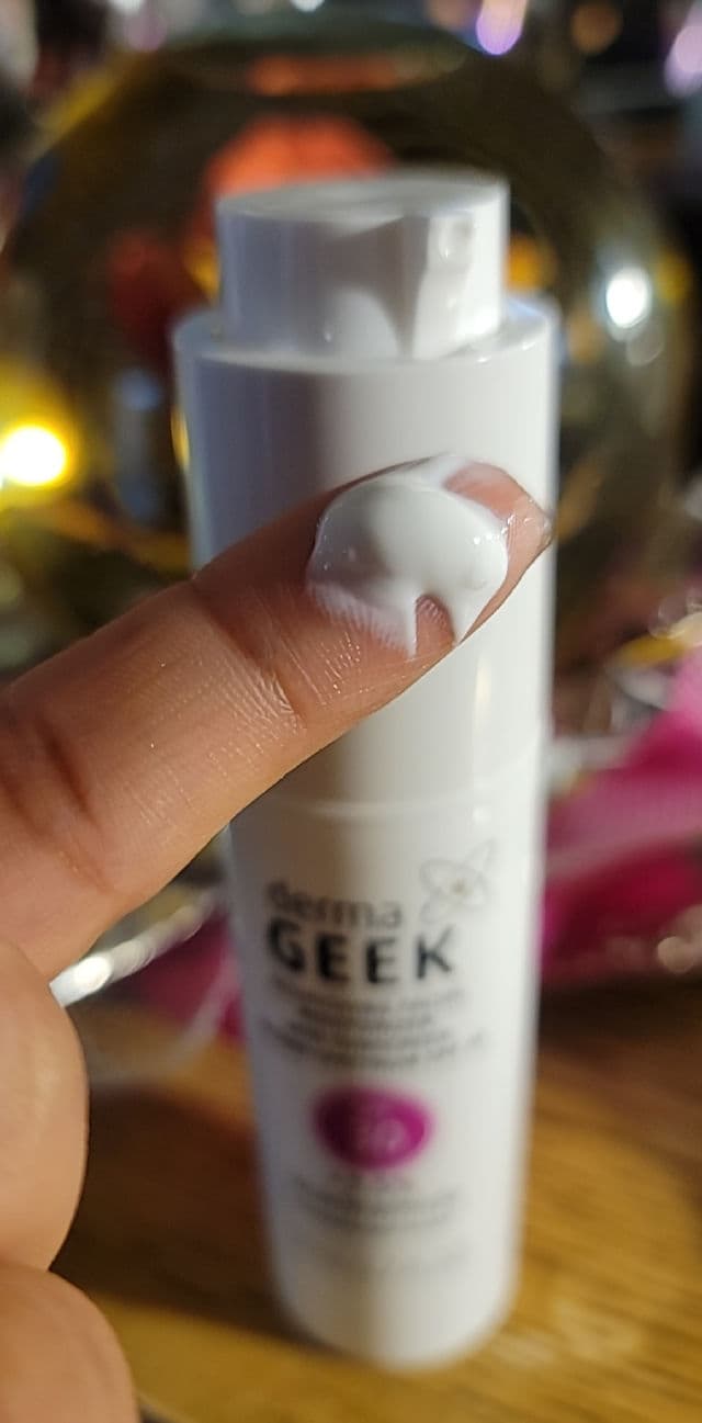 Derma Geek Nourishing Facial Moisturizer with Sunscreen Broad Spectrum SPF 30 review photo by amhyreviews