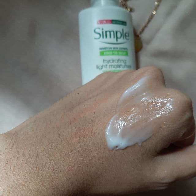 Simple Hydrating Light Moisturizer review photo by ayass
