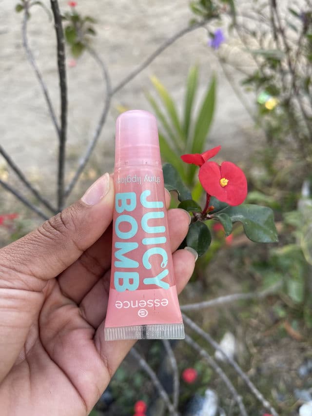 Essence Juicy Bomb Shiny Lipgloss - 02 Lovely Raspberry review photo by gabyitzell