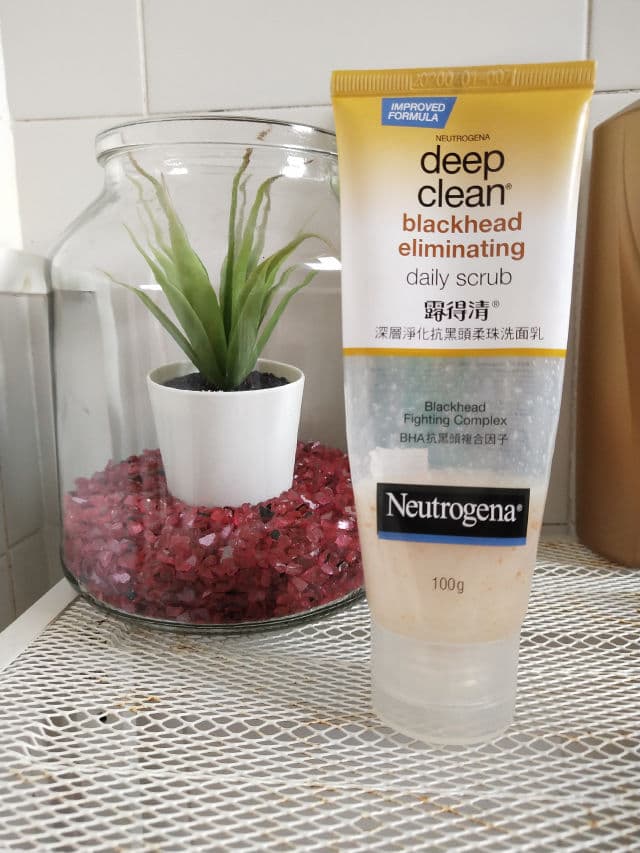 Neutrogena Deep Clean Blackhead Eliminating Daily Scrub review photo by blinkxc