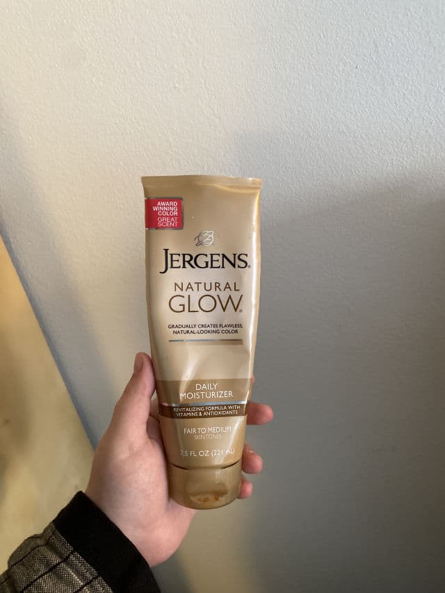 Jergens Natural Glow Revitalizing Daily Moisturizer Fair to Medium review photo by butfirstproduct