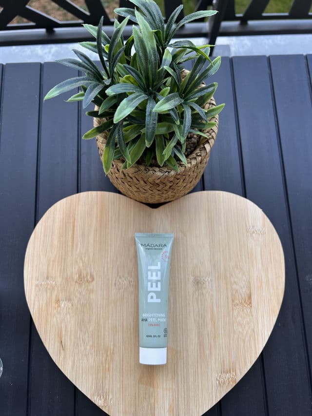 Madara Cosmetics Brightening AHA Peel Mask review photo by chocapik972