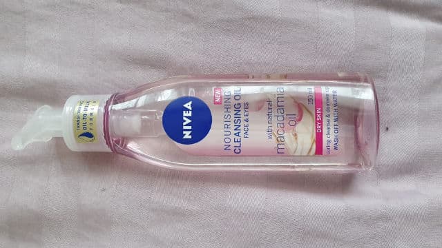 Nivea Nourishing Cleansing Oil with Natural Macadamia Oil review photo by christyn