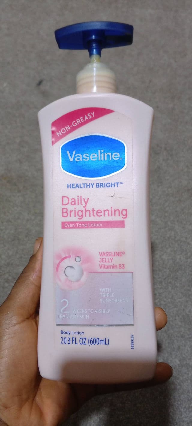 Vaseline Healthy Bright Daily Brightening Even Tone Body Lotion review photo by mtm
