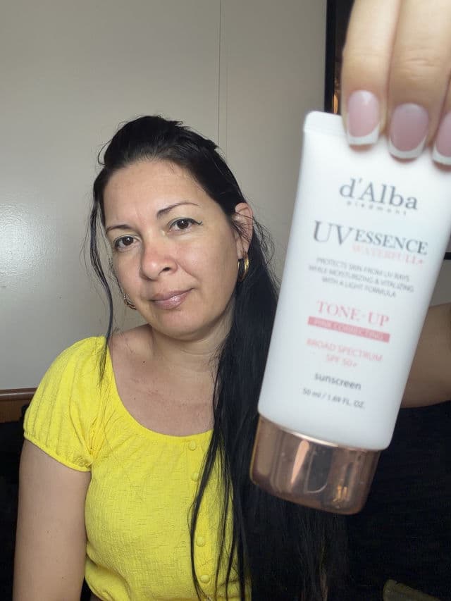 D' Alba Piedmont UV Essence Waterfull UV Essence Tone-Up Sun Cream SPF50+ PA++++ review photo by Yaniukys