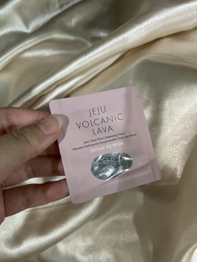 THE FACE SHOP Jeju Volcanic Lava Anti-Dust Pore-Cleansing Foam review photo by dengsoon6