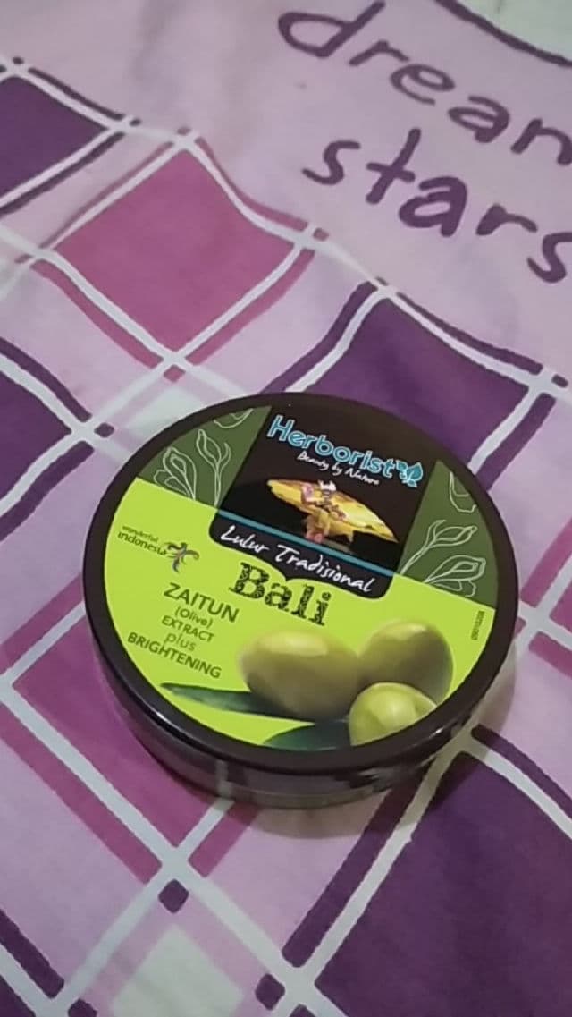 Herborist Lulur Traditional Bali Kiwi Extract plus Whitening review photo by Cillaa