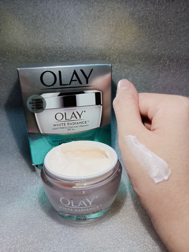 Olay White Radiance Light Perfecting Day Cream SPF24 review photo by donaoktaviaa