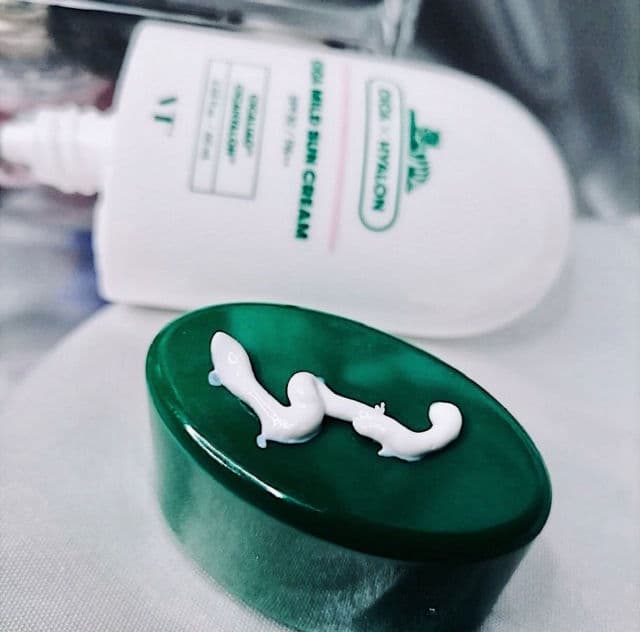 VT COSMETICS Cica Essence Sun SPF50+ PA ++++ review photo by ennskincare