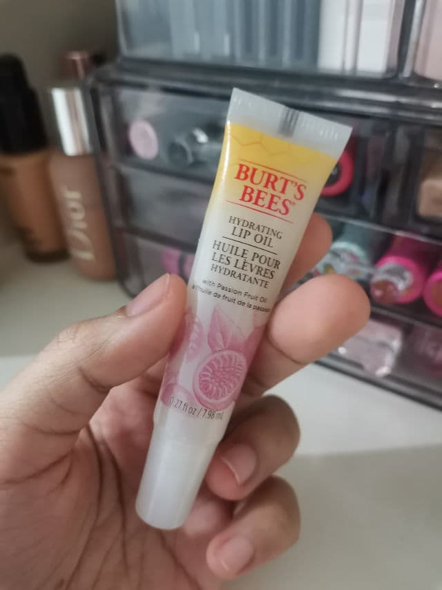 Burt's Bees Hydrating Lip Oil with Passion Fruit Oil	 review photo by lailanailie