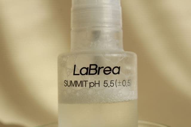 LaBrea pH5.5 Summit Cleanser review photo by flanerian
