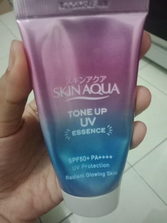 SKIN AQUA Tone Up UV Essence review photo by GemaGumika