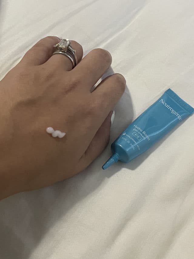 Neutrogena Hydro Boost Eye Gel-Cream review photo by guiniscorner