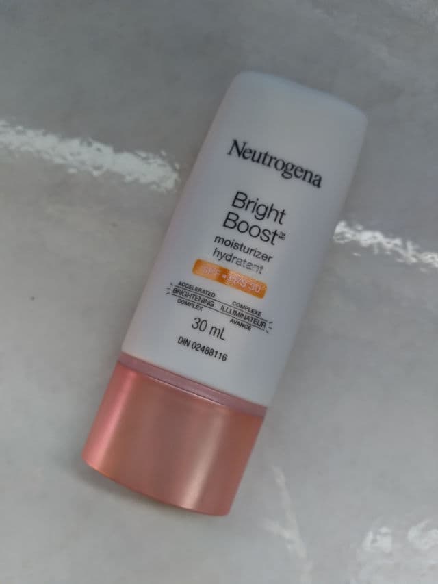 Neutrogena Bright Boost Facial Moisturizer + SPF30 review photo by hellococo