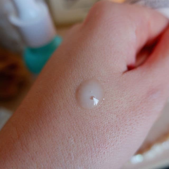 First Aid Beauty Facial Radiance Niacinamide Dark Spot Serum  review photo by herbeautylife