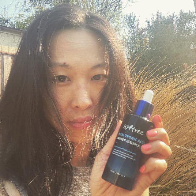 ISNTREE Hyaluronic Acid Water Essence review photo by hoarderbeauty