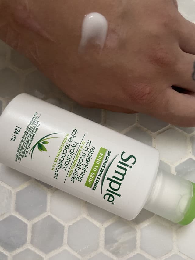 Simple Kind to Skin Facial Moisturizer Replenishing Rich review photo by Pastelem0