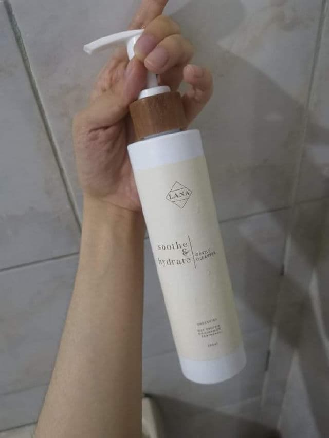 Lana Soothe & Hydrate Gentle Cleanser review photo by izzzasleep