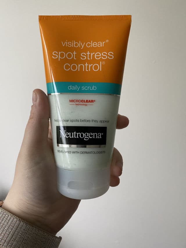 Neutrogena VISIBLY CLEAR Spot Stress Control Daily Scrub review photo by jaderobinson89