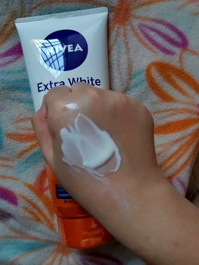 Nivea Extra White C&E Vitamin Lotion review photo by jendeuki05