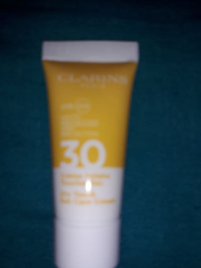 Clarins Dry Touch Facial Sunscreen SPF 50+ review photo by jojobeauty16
