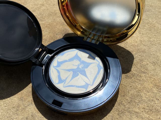 VT COSMETICS Essence Sun Pact SPF50+ PA+++ review photo by Chofulloflove