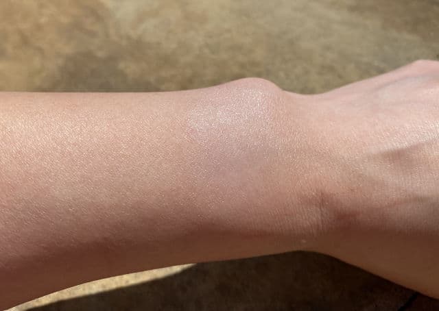 VT COSMETICS Essence Sun Pact SPF50+ PA+++ review photo by Chofulloflove