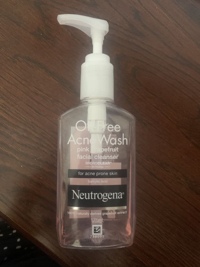 Neutrogena Oil-Free Acne Wash Pink Grapefruit Facial Cleanser review photo by livspro13