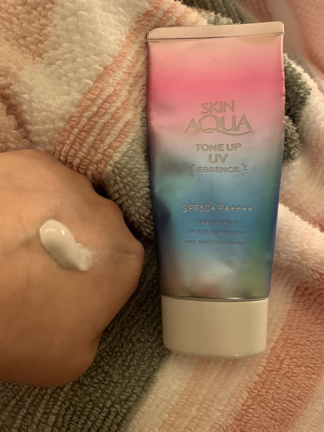 SKIN AQUA Tone Up UV Essence review photo by lizziemichelle