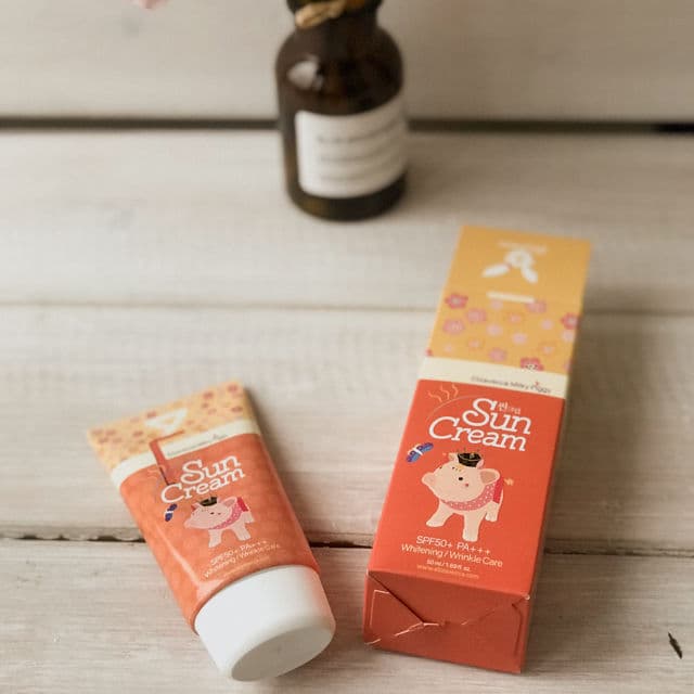 ELIZAVECCA Milky Piggy Sun Cream SPF50+ PA+++ review photo by lumieva