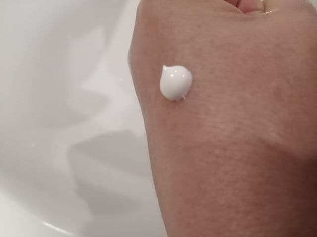 Plantnery Tea Tree Sunscreen Acne Oil Control SPF 50 PA +++ review photo by mariamar