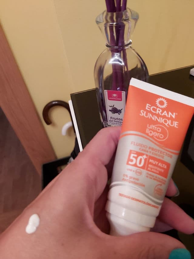 Ecran Sunnique Fluido Protector Cara y Escote - SPF 50+ review photo by marivi