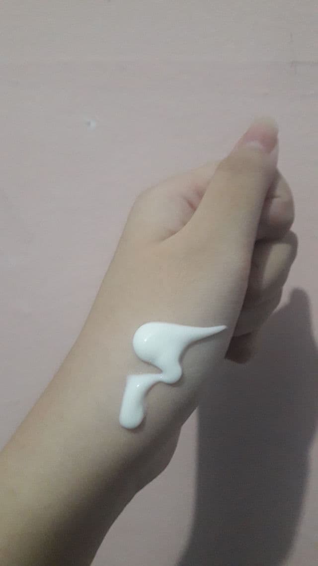 Nivea Extra White Body Serum Care & Protect review photo by nadiyahfrht