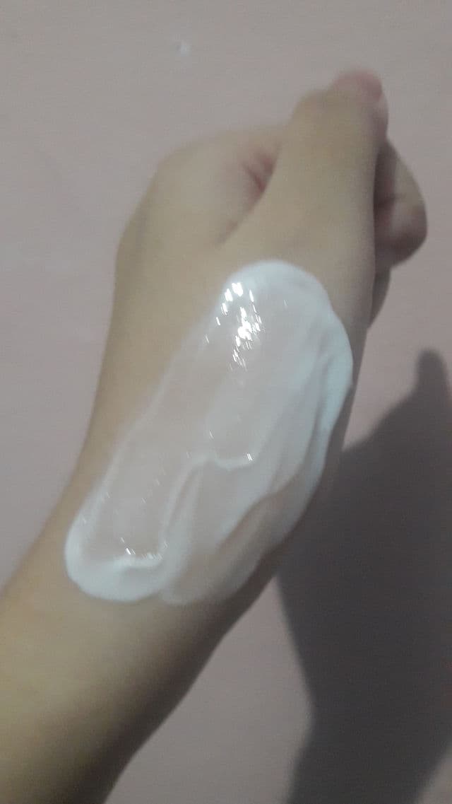 Nivea Extra White Body Serum Care & Protect review photo by nadiyahfrht
