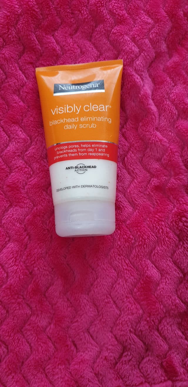 Neutrogena Visibly Clear Blackhead Eliminating Daily Scrub review photo by meandmyskin7