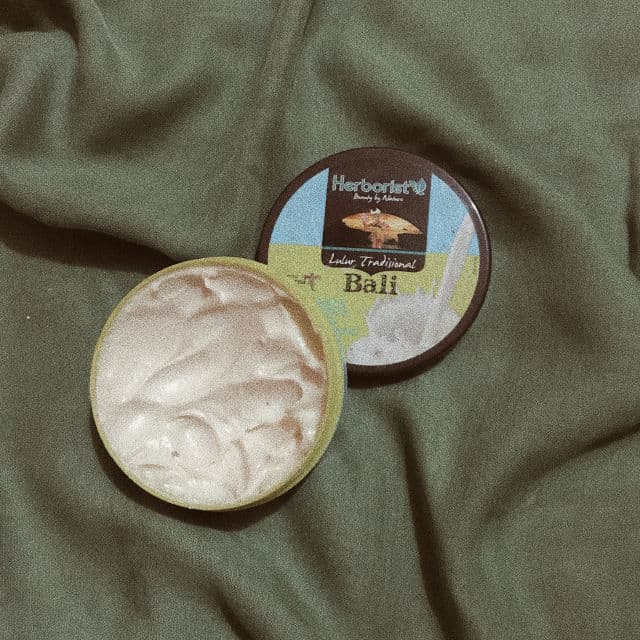 Herborist Lulur Traditional Bali Extra Scrub Milk Extract + Whitening review photo by nikenutami