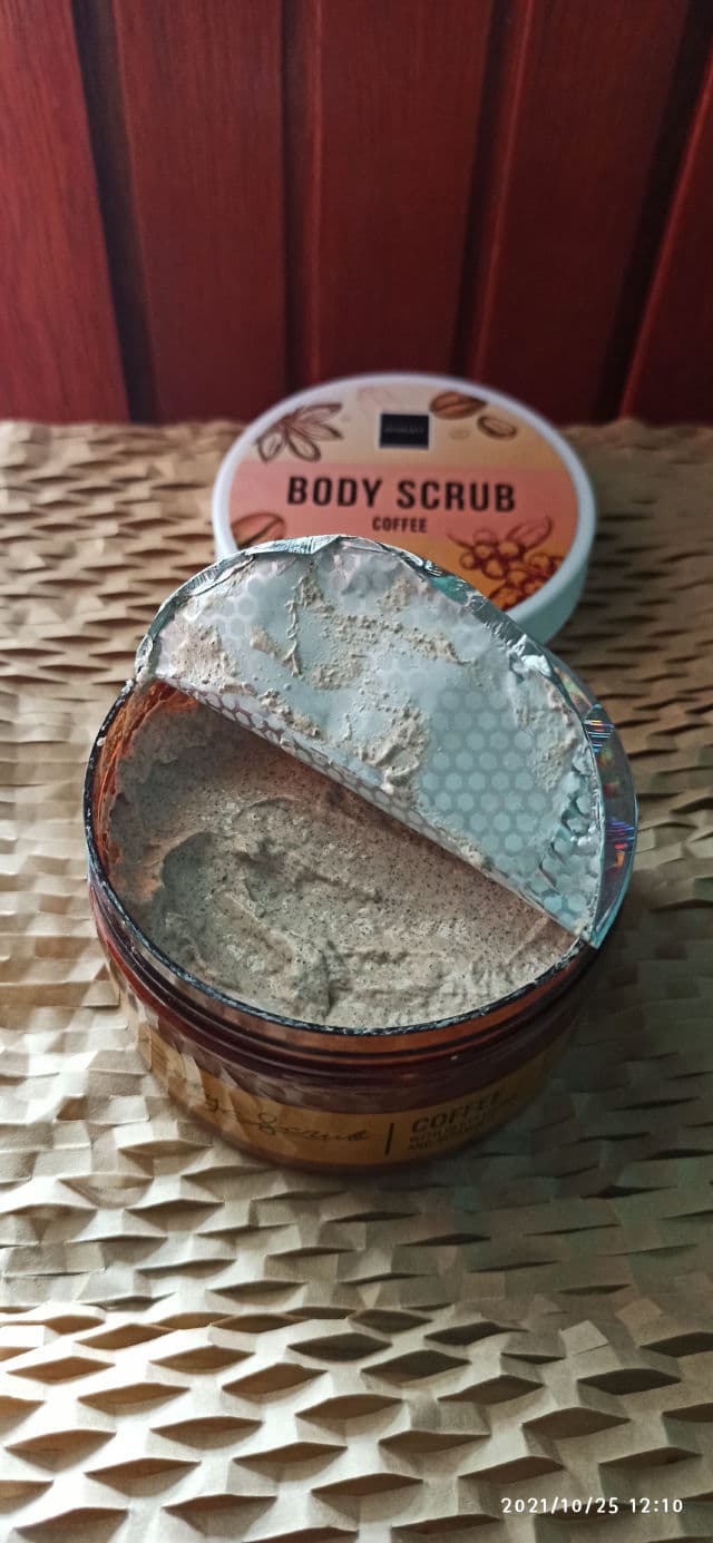 Scarlett Whitening Body Scrub Coffee review photo by nitaboniet