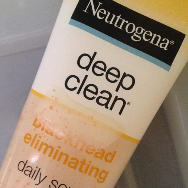 Neutrogena Deep Clean Blackhead Eliminating Daily Scrub review photo by pickthatskincare