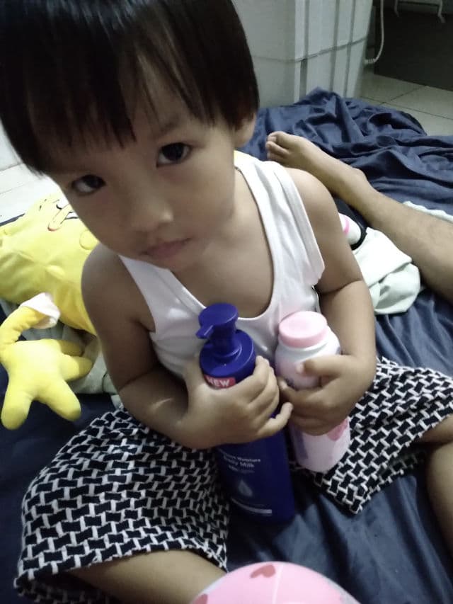 Johnson's Blossoms Baby Powder review photo by pickyMae17