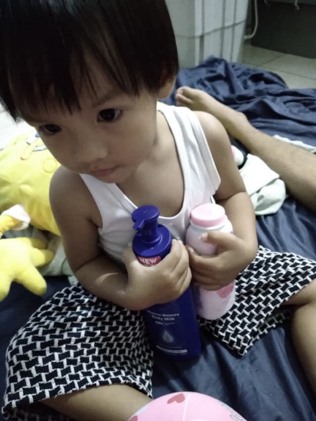 Johnson's Blossoms Baby Powder review photo by pickyMae17