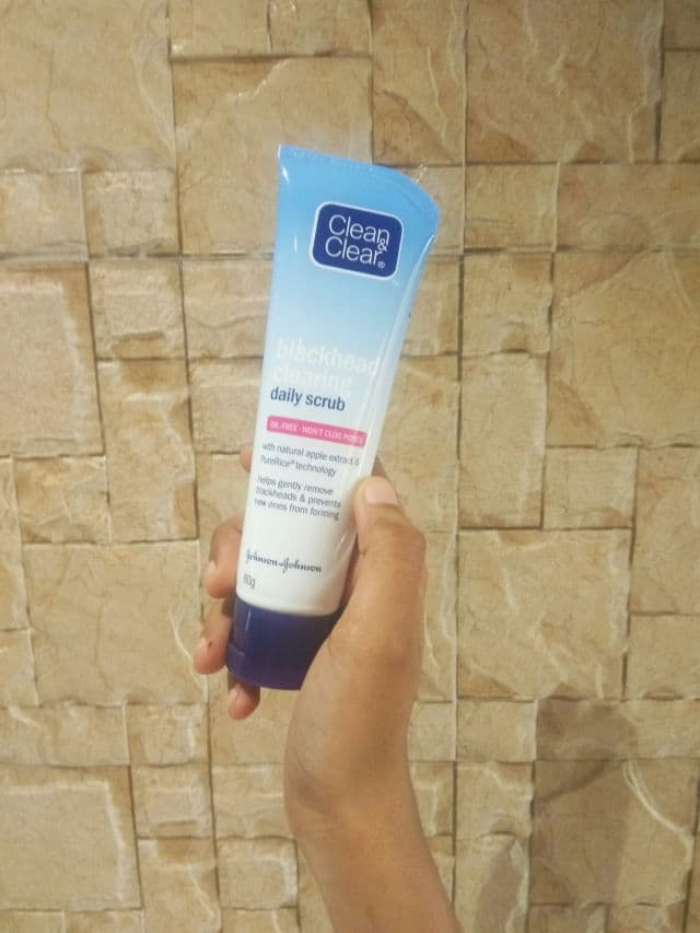 Clean & Clear Blackhead Clearing Scrub review photo by poro