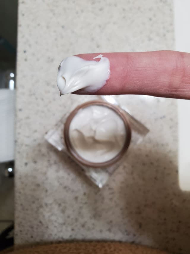 JLo Beauty That Big Screen - Face Moisturizer with SPF 30 review photo by dewydweeb