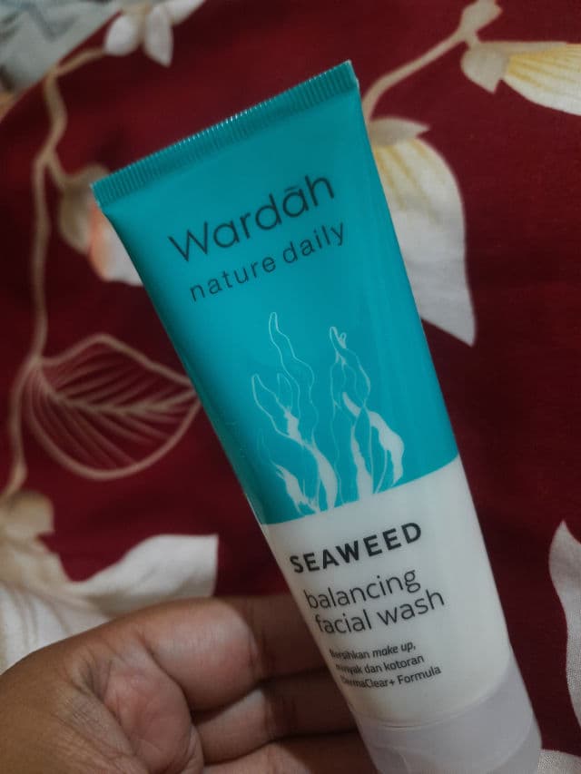 Wardah Nature Daily Seaweed Balancing Facial Wash review photo by pratiwirulinny