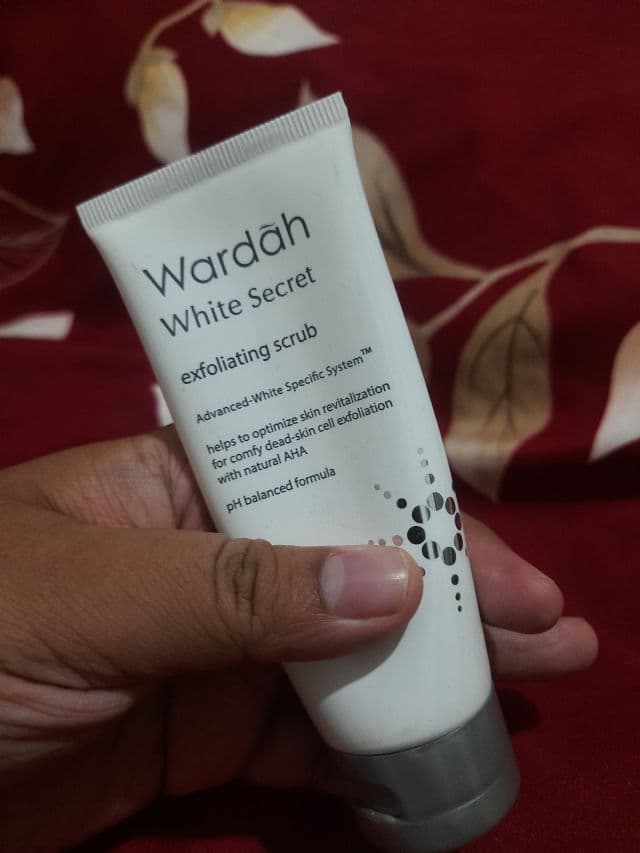 Wardah White Secret Exfoliating Scrub review photo by pratiwirulinny