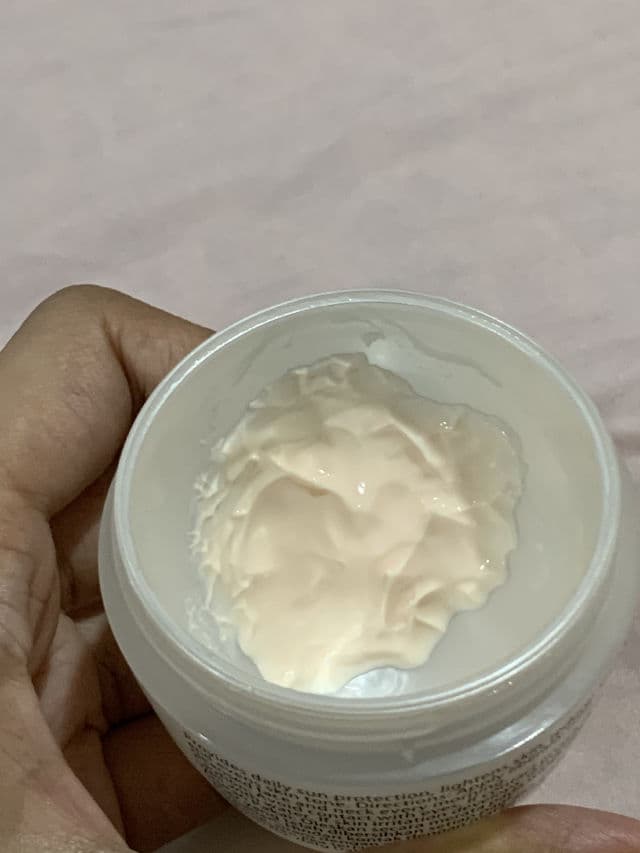 Olay Natural White Light w​/​ UV Protection Whitening Cream review photo by skincarebychin